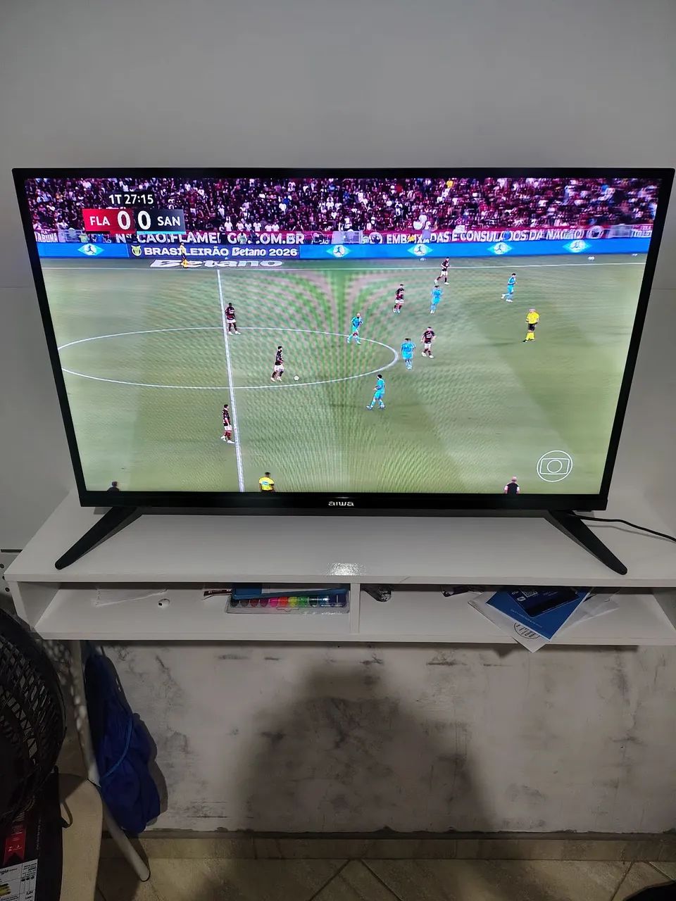 Televisão Android 32 Aiwa e painel branco.