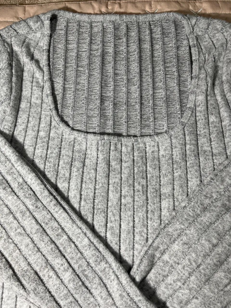 Vestido de malha cinza, canelado, decote careca e mangas compridas  - Foto 2