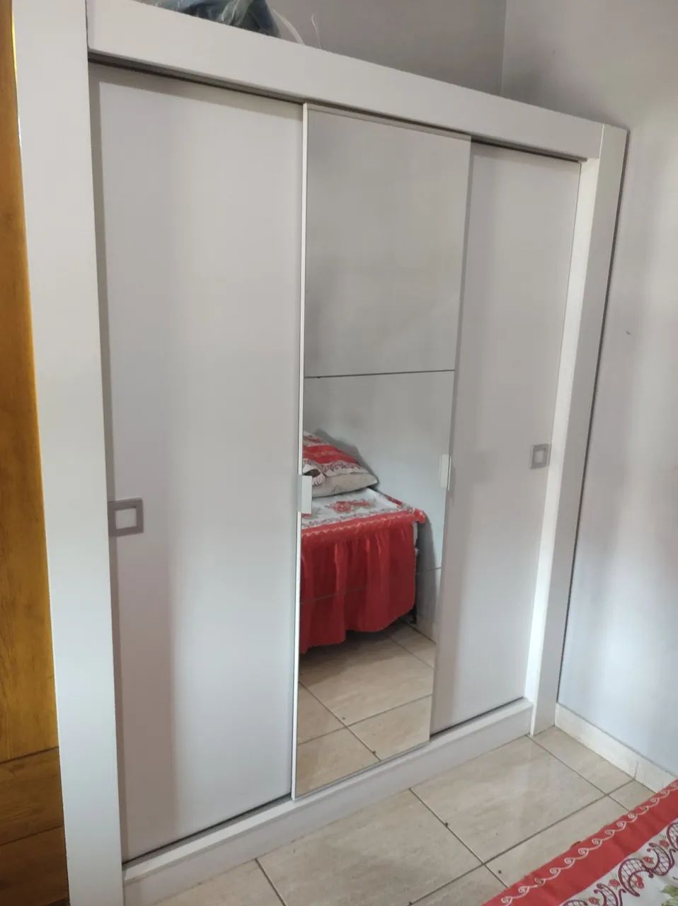 Guarda roupa Solteiro 3 portas de correr  com espelho sem gavetas - Foto 2
