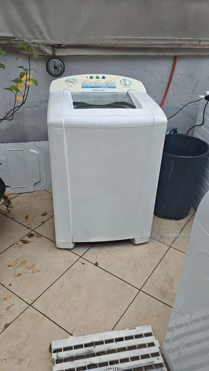Máquina de lavar e microondas 