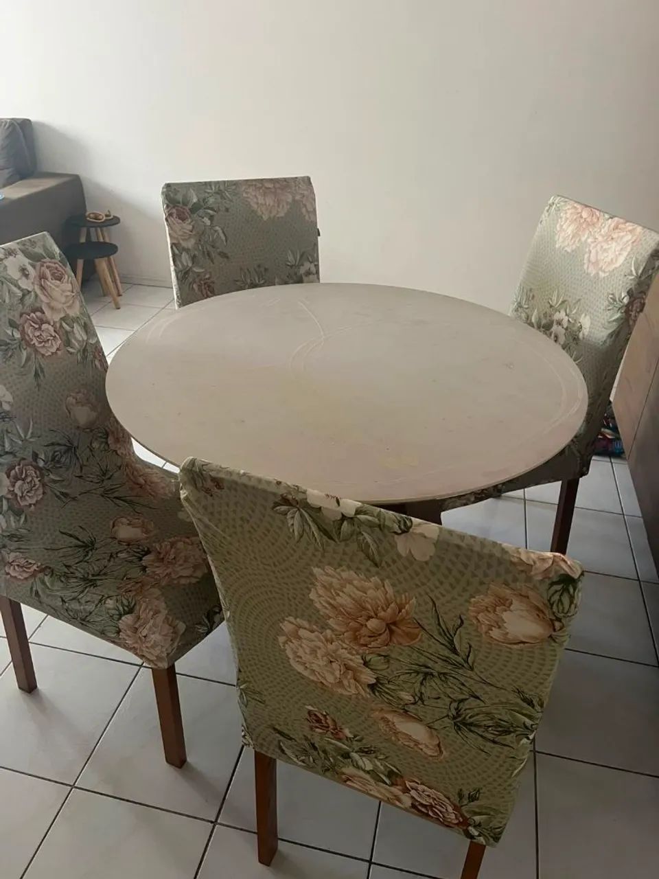 Vendo conjunto mesa e cadeiras