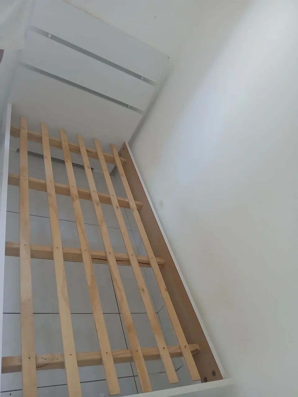 Vendo cama de solteiro semi nova  - Foto 3