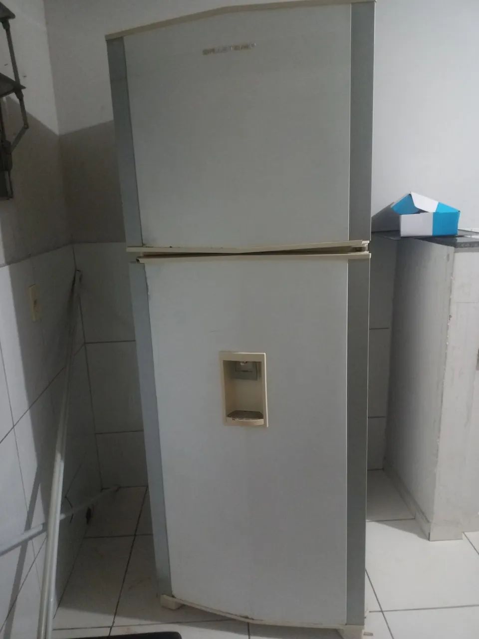 Geladeira tem que botar o gás