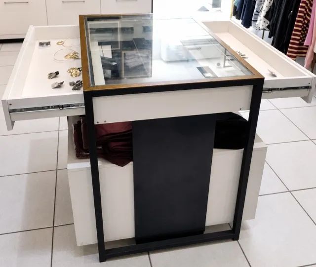 Mesa expositora de centro para loja seminova vidro e preto - Foto 2