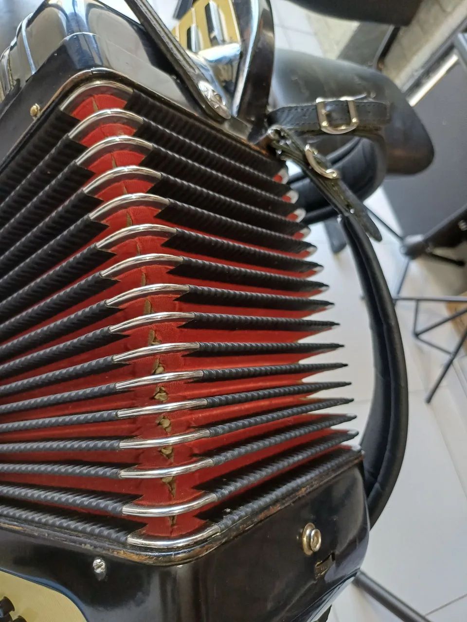 Acordeon Honner de 60 Baixos Eletrificado - Foto 3