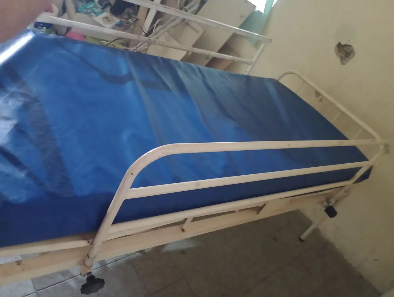 Cama hospitalar+ colchão  - Foto 5