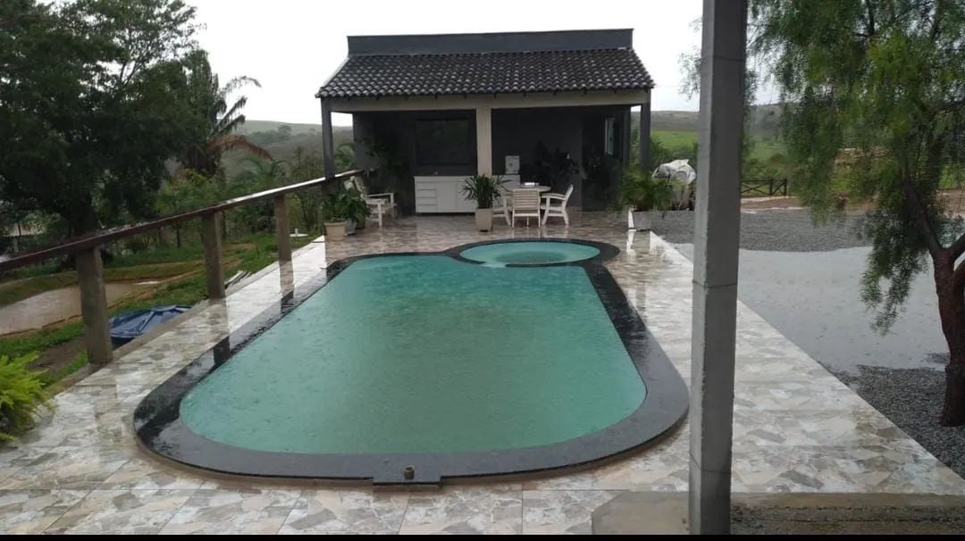 Piscina de 8 metros com SPA integrado com hidro e LED ? aquecida ?