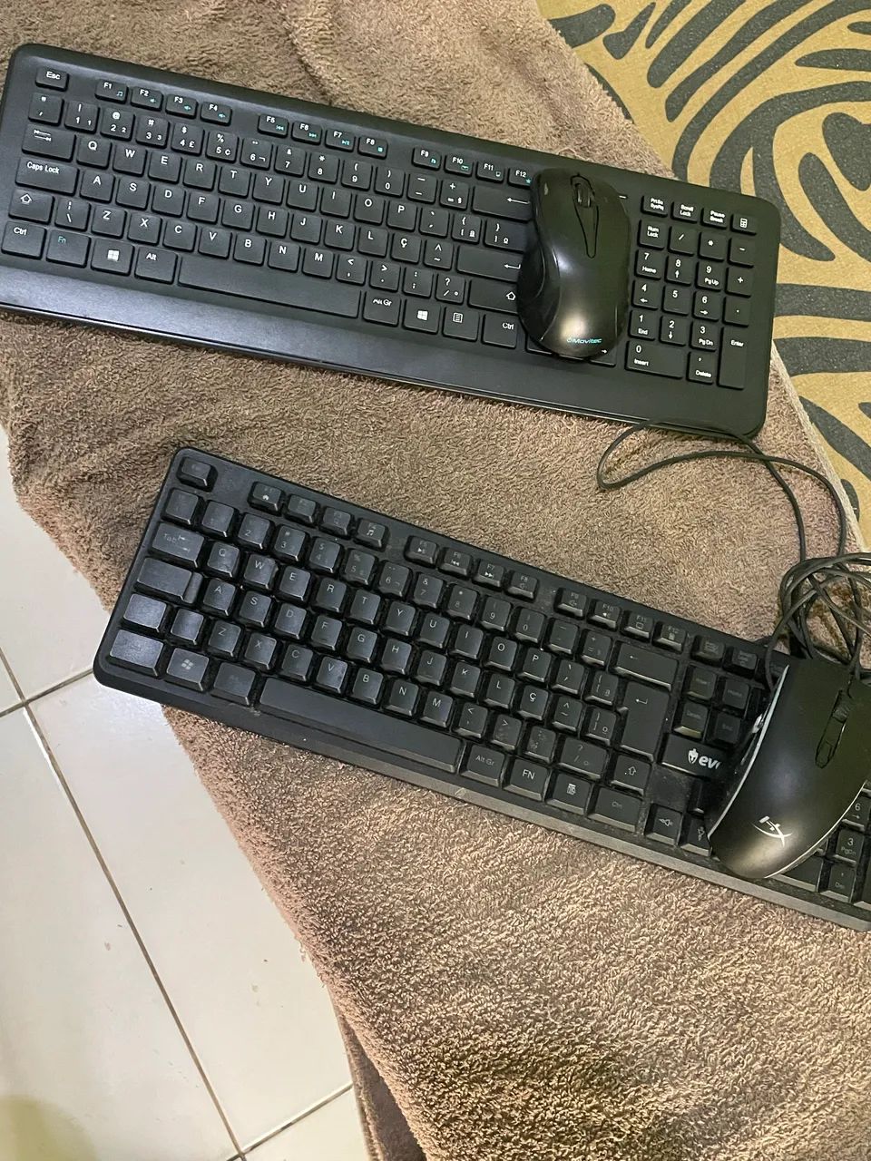 Teclados 1 com fio e 1 sem fio 