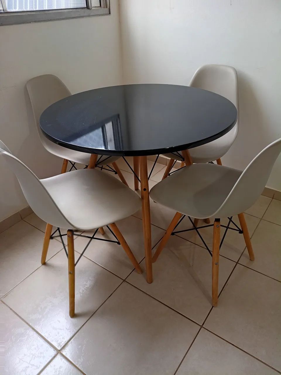 Mesa 4 lugares com cadeiras