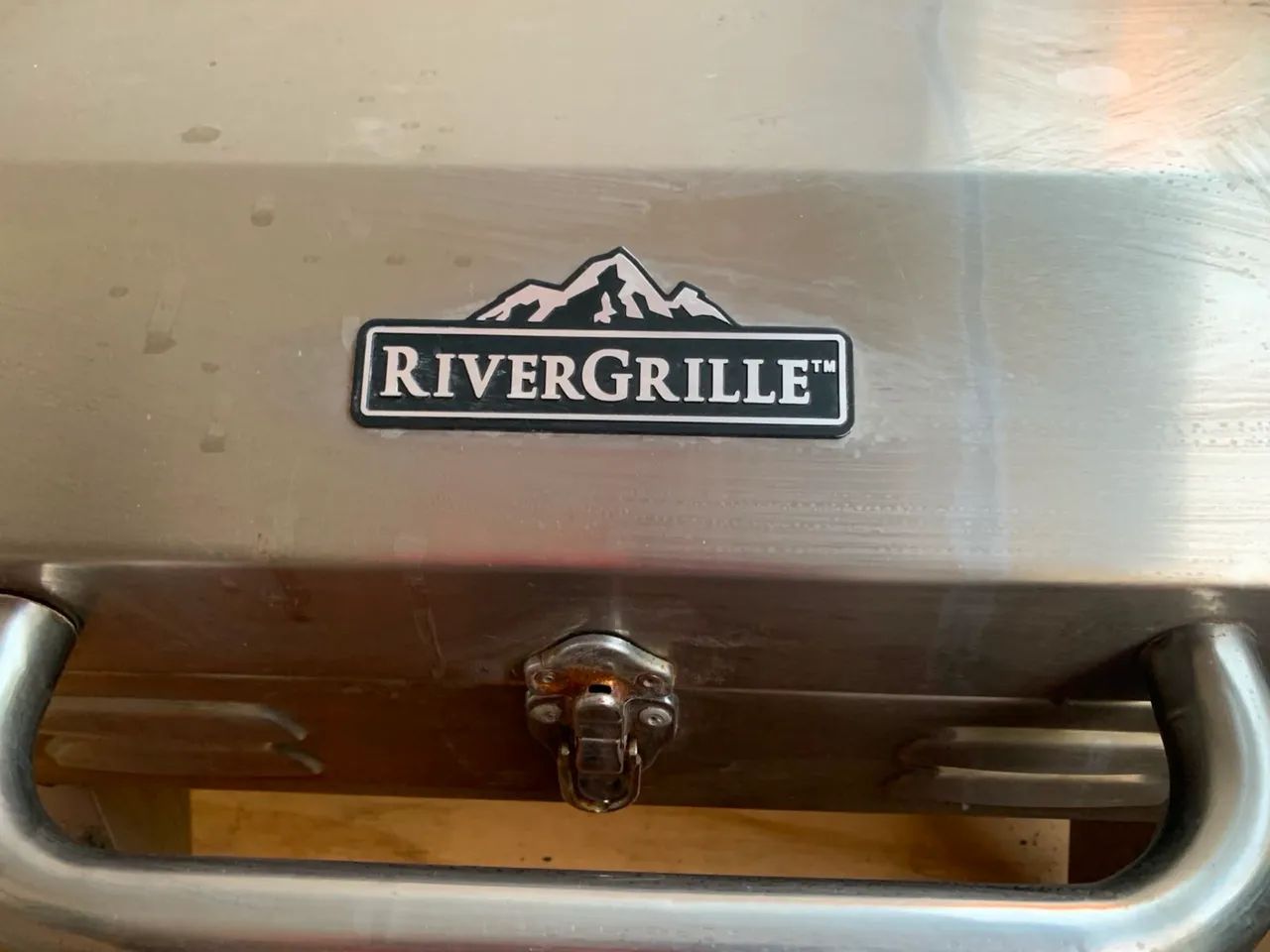 Churrasqueira a Gás RiverGrille Inox com Tampa - Ótimo Estado - Foto 2