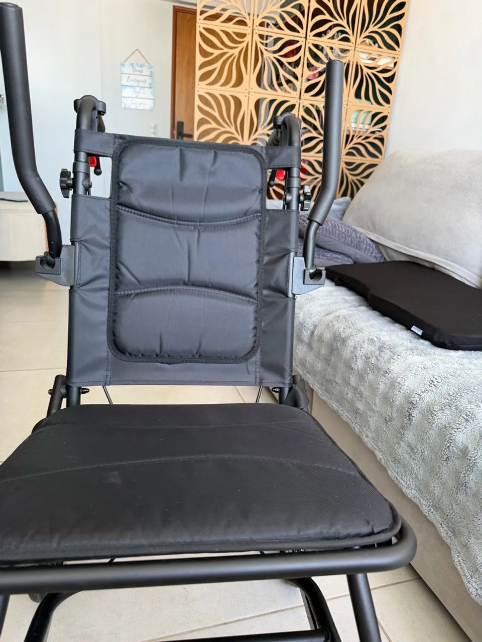 Cadeira de rodas para dentro de casa  - Foto 5