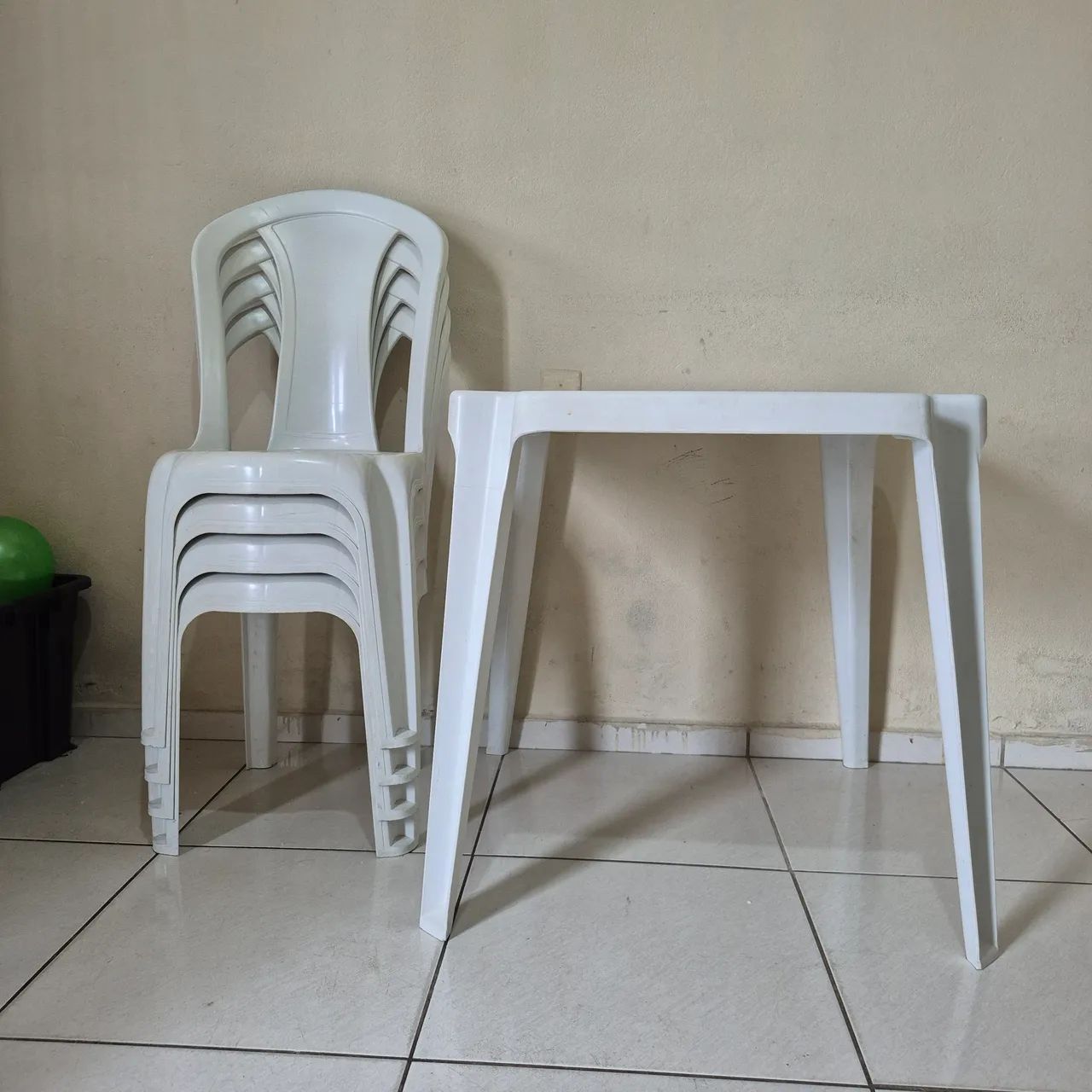 3 meses de plastico com 8 cadeiras