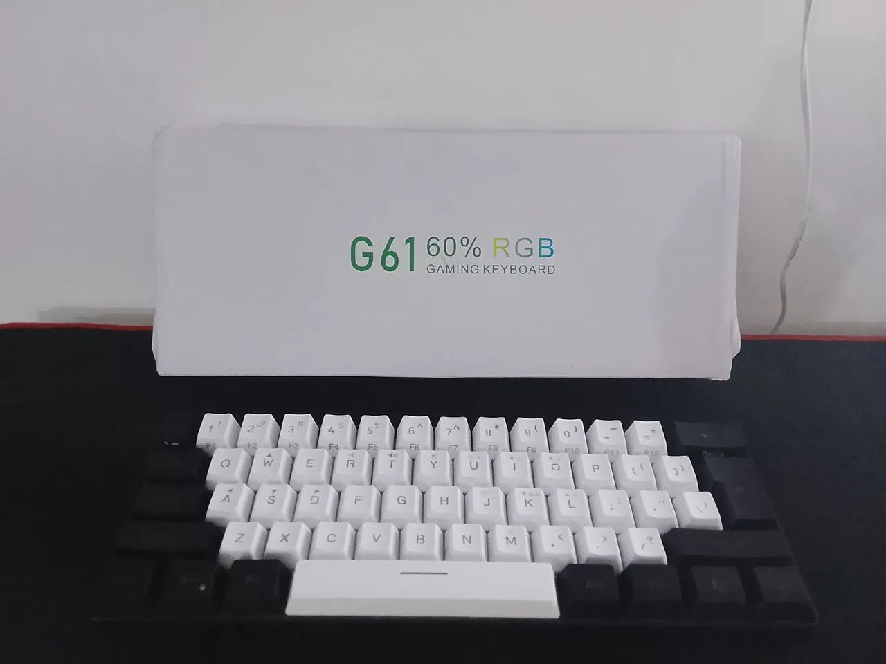 Teclado para jogos 60% compacto e RGB. Com caixa, manual  e tudo que vem com ele de loja!