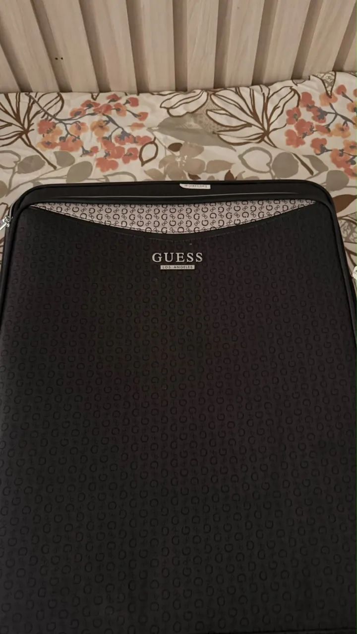 Mala Guess gigante!