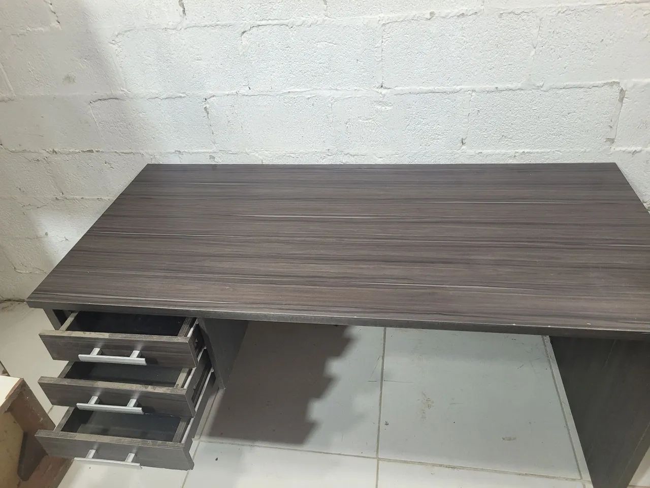 Mesa de escritório com gavetas 
