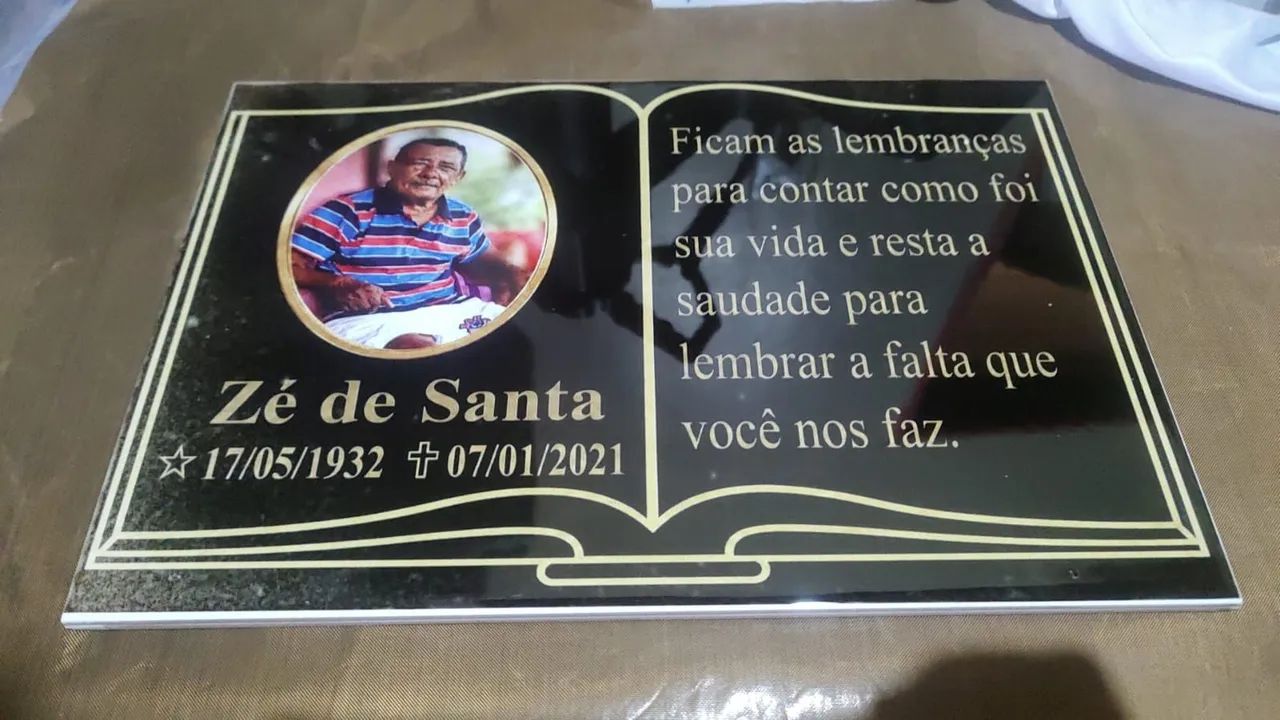 Lápide ( pedra fúnebre) 