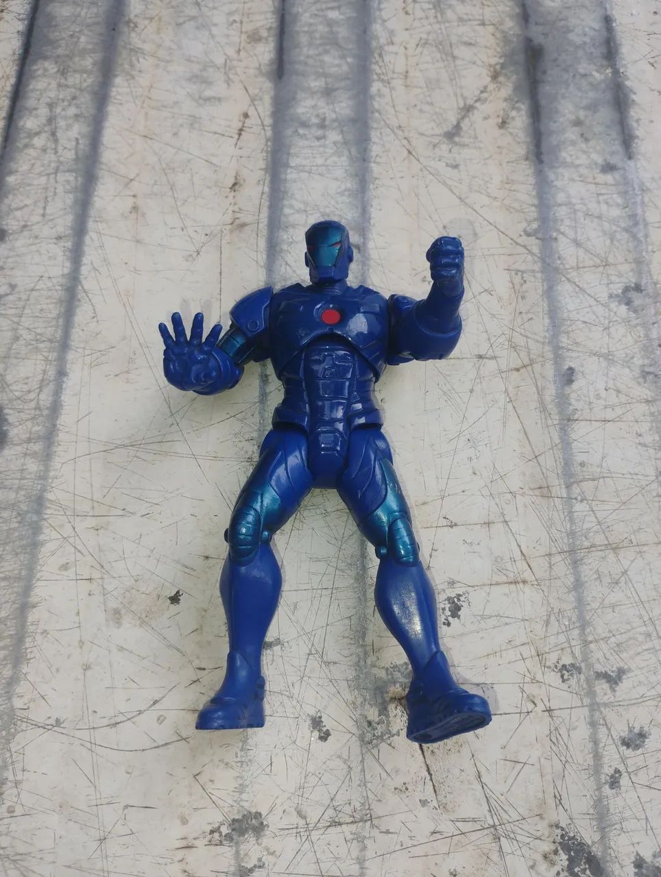 Vendo um boneco iron Man do homem de ferro da marca Hasbro e Marvel  de 2012 - Foto 2