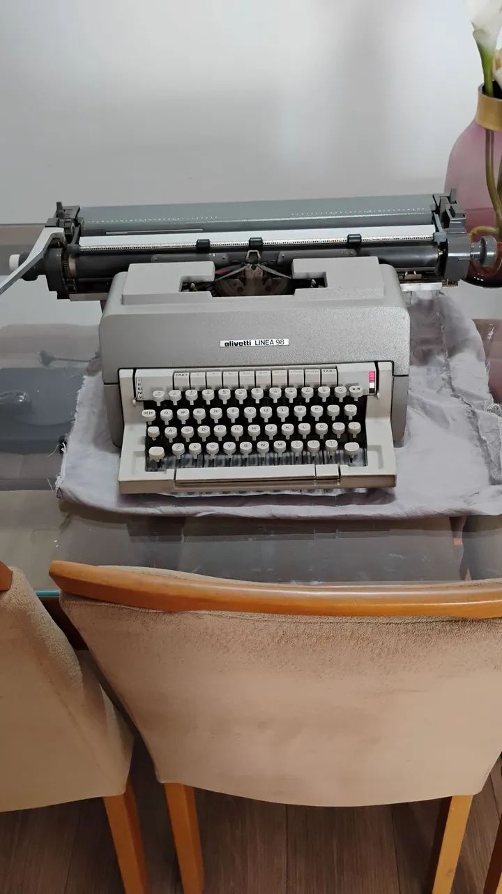 Máquina de escrever Olivetti Linea 98 funcionando 