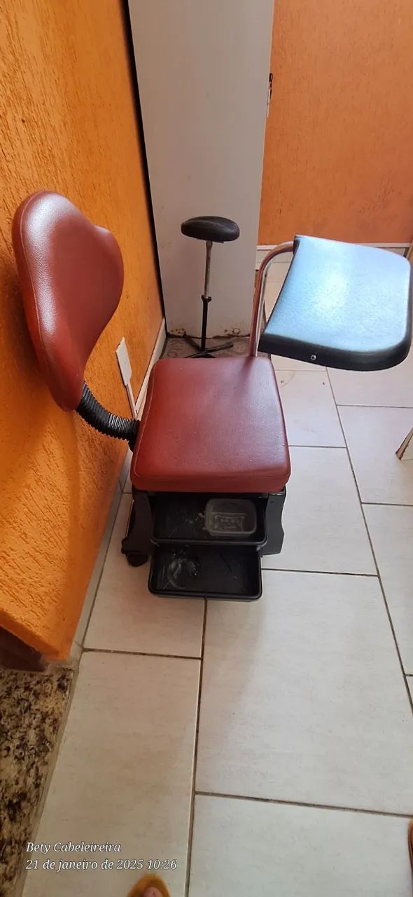 Cadeira de manicure com mesa auxiliar  - Foto 3