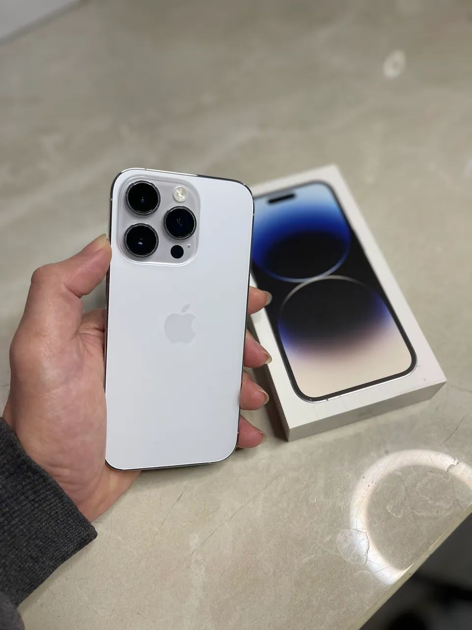 IPHONE 14 PRO SILVER IMPECÁVEL TODO ORIGINAL - Celulares e