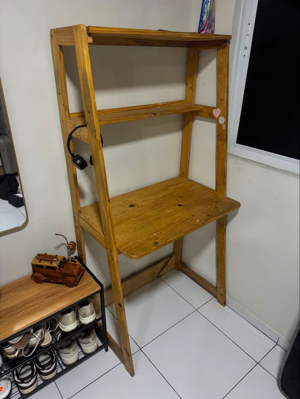 MESINHA DE QUARTO EM MADEIRA. EM PERFEITO ESTADO!