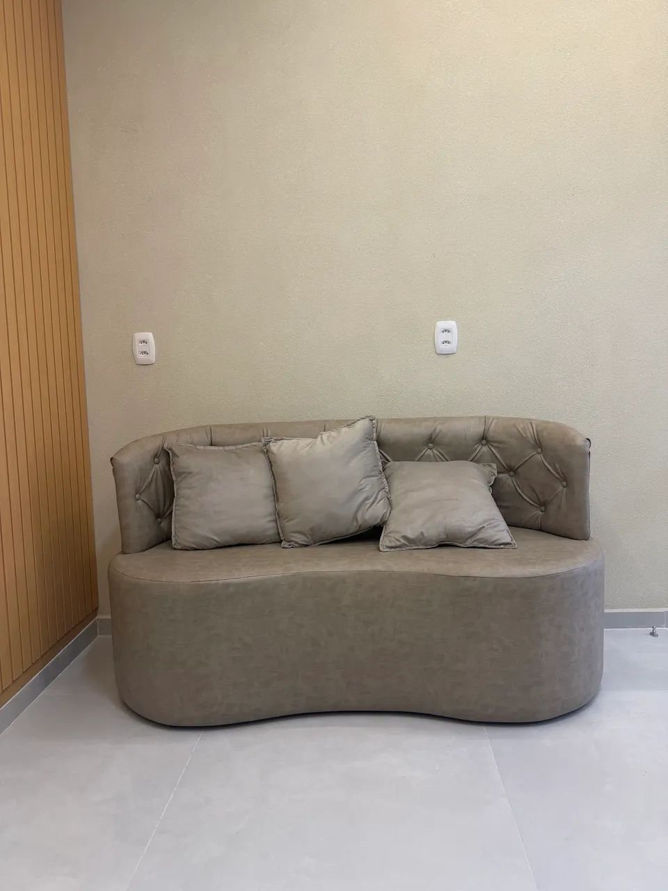 ? SOFÁ ORGÂNICO EM COURO ? NOVO ?