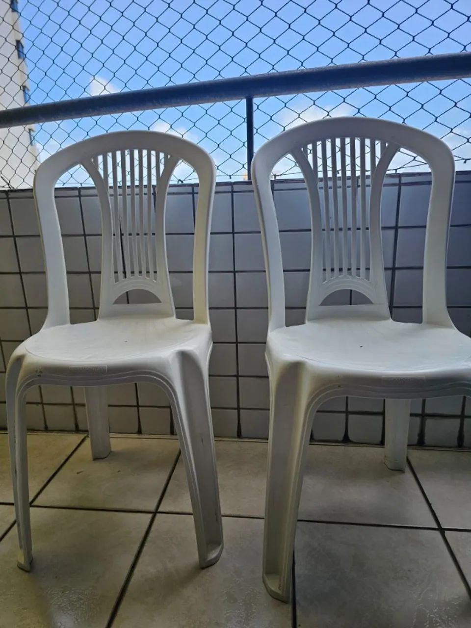 2 cadeiras de plástico