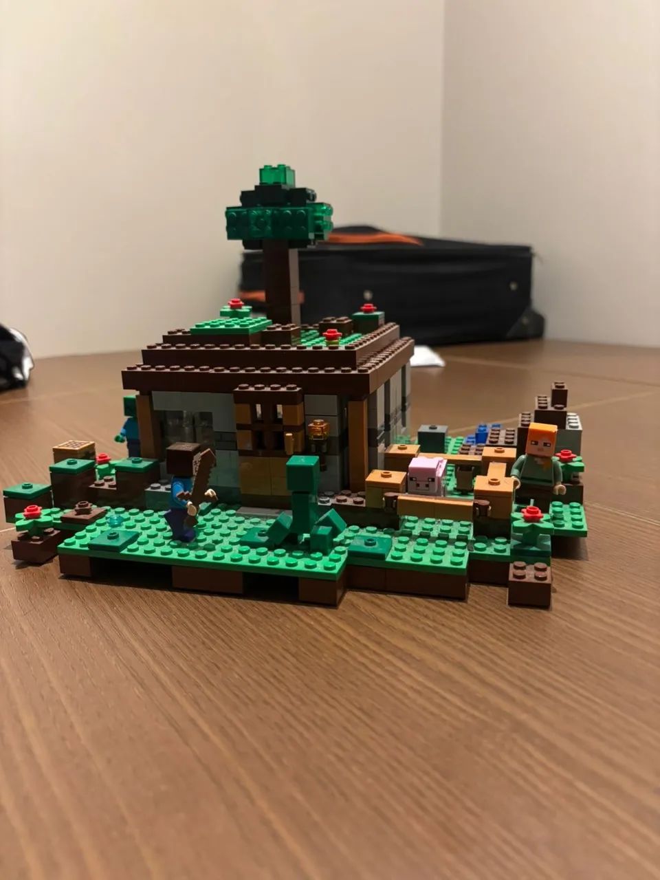 LEGO Minecraft: O Chalé da Abelha (21241)