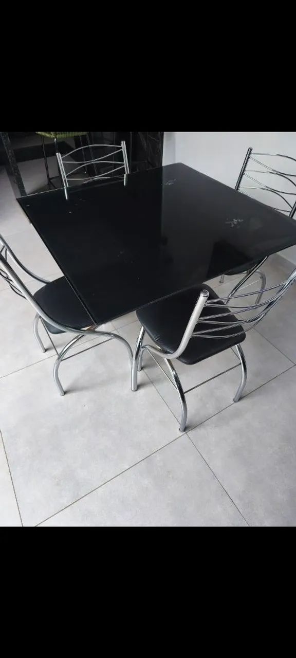 Mesa com 4 cadeiras 