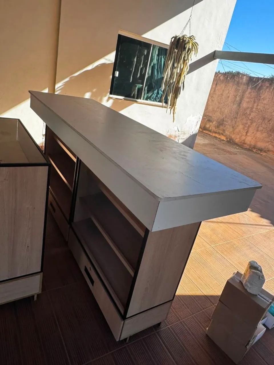 Mesa expositora de 2,25 x 70, e prateleiras - Foto 3