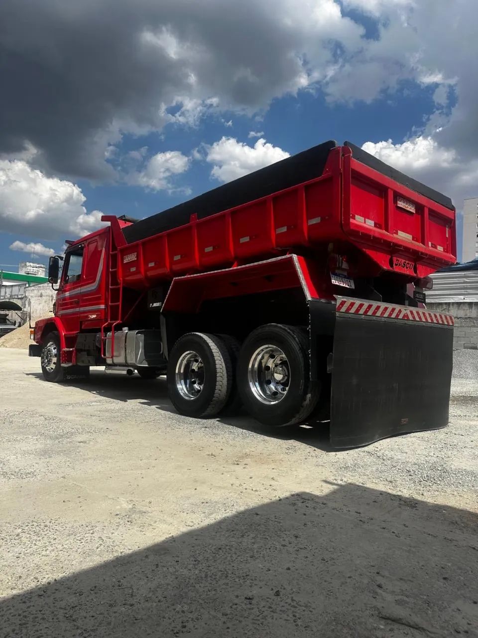 Scania caçamba 