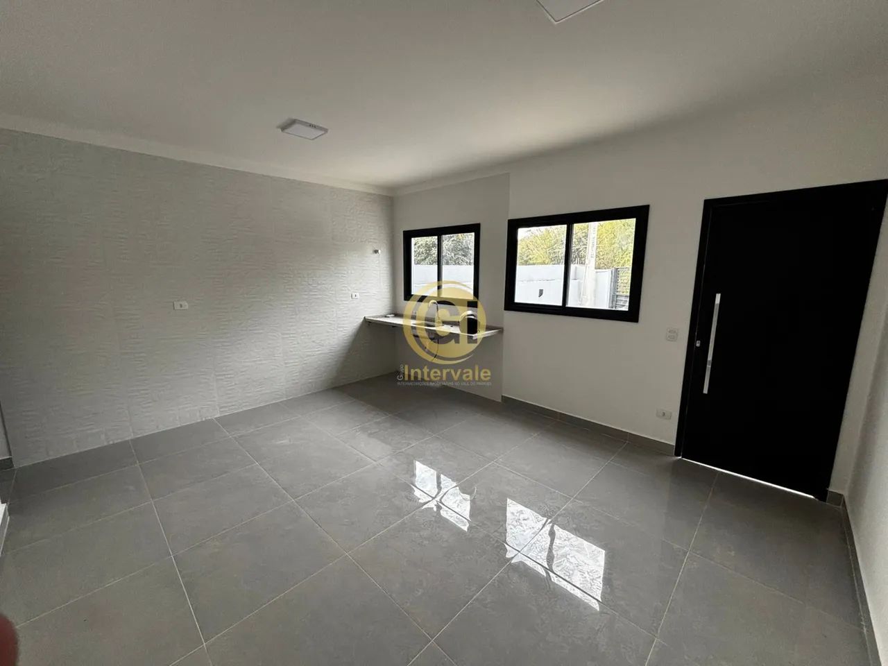 Casa à venda em Jacareí-SP: 2 quartos, 2 salas, 1 banheiro, 1 vaga no Jardim Colônia - Ven