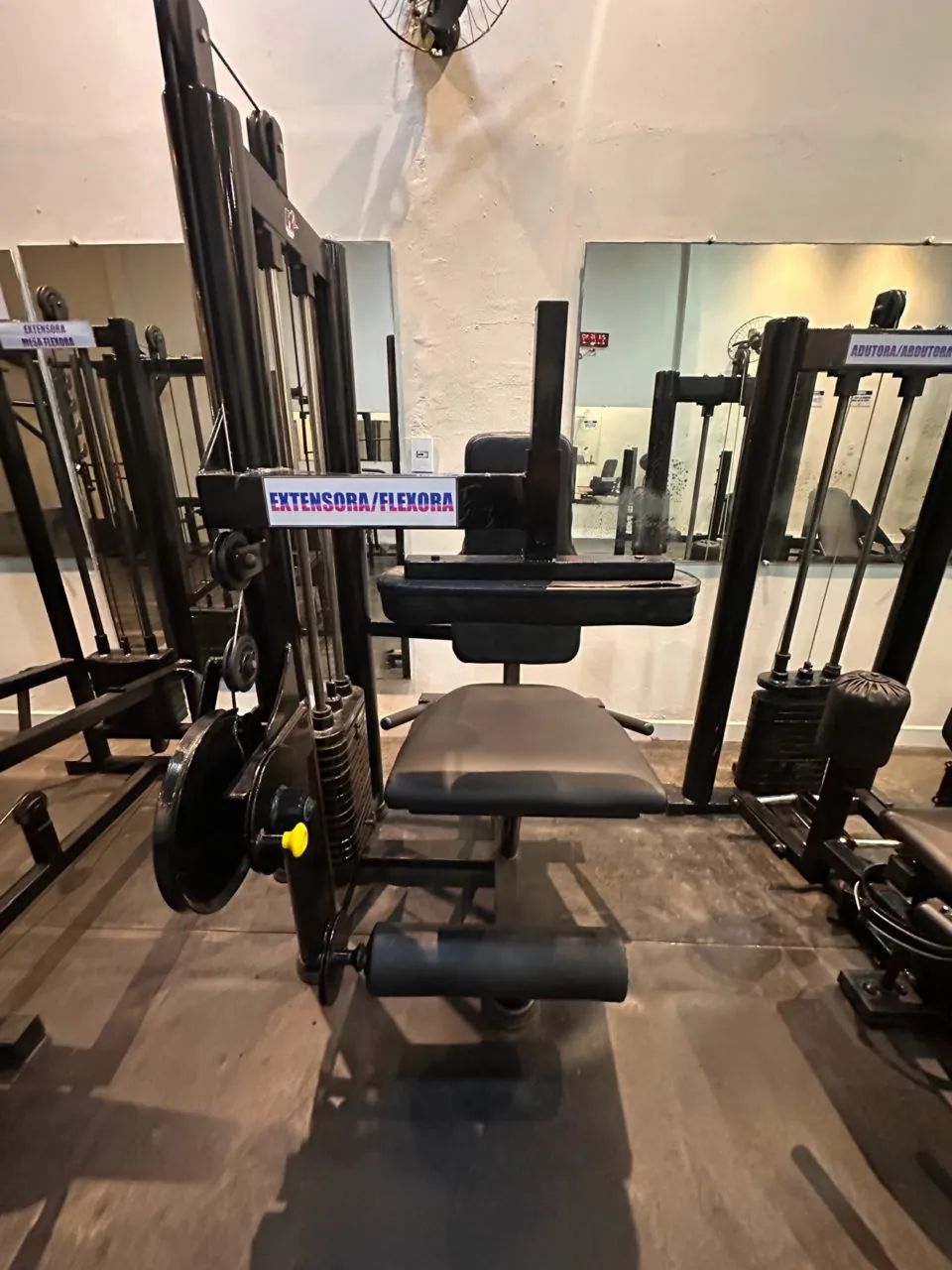 Vendo Cadeira Flexora e Extensora com 80Kg - Foto 2