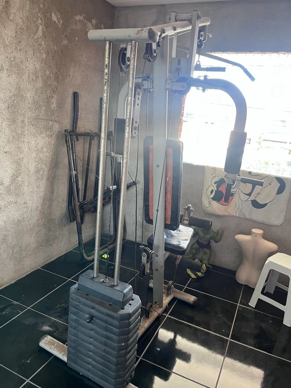 Estação de musculação multifuncional com elíptico 