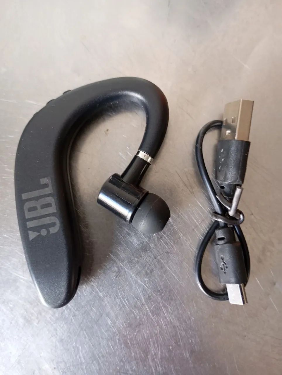 Fone de ouvido sem fio S109 modelo único ( single-ear ) com microfone embutido.