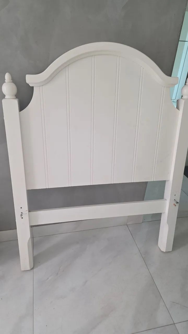 Cabeceira de cama em madeira.