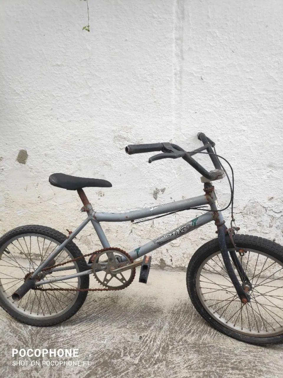 Bicicleta BMX precisando de manutenção 