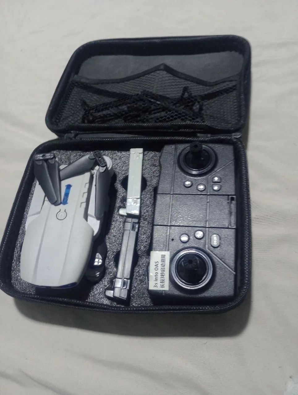 um drone mini  na queize controle  tem câmera 2 bateria  e alguns acessório e  uma chave   - Foto 5