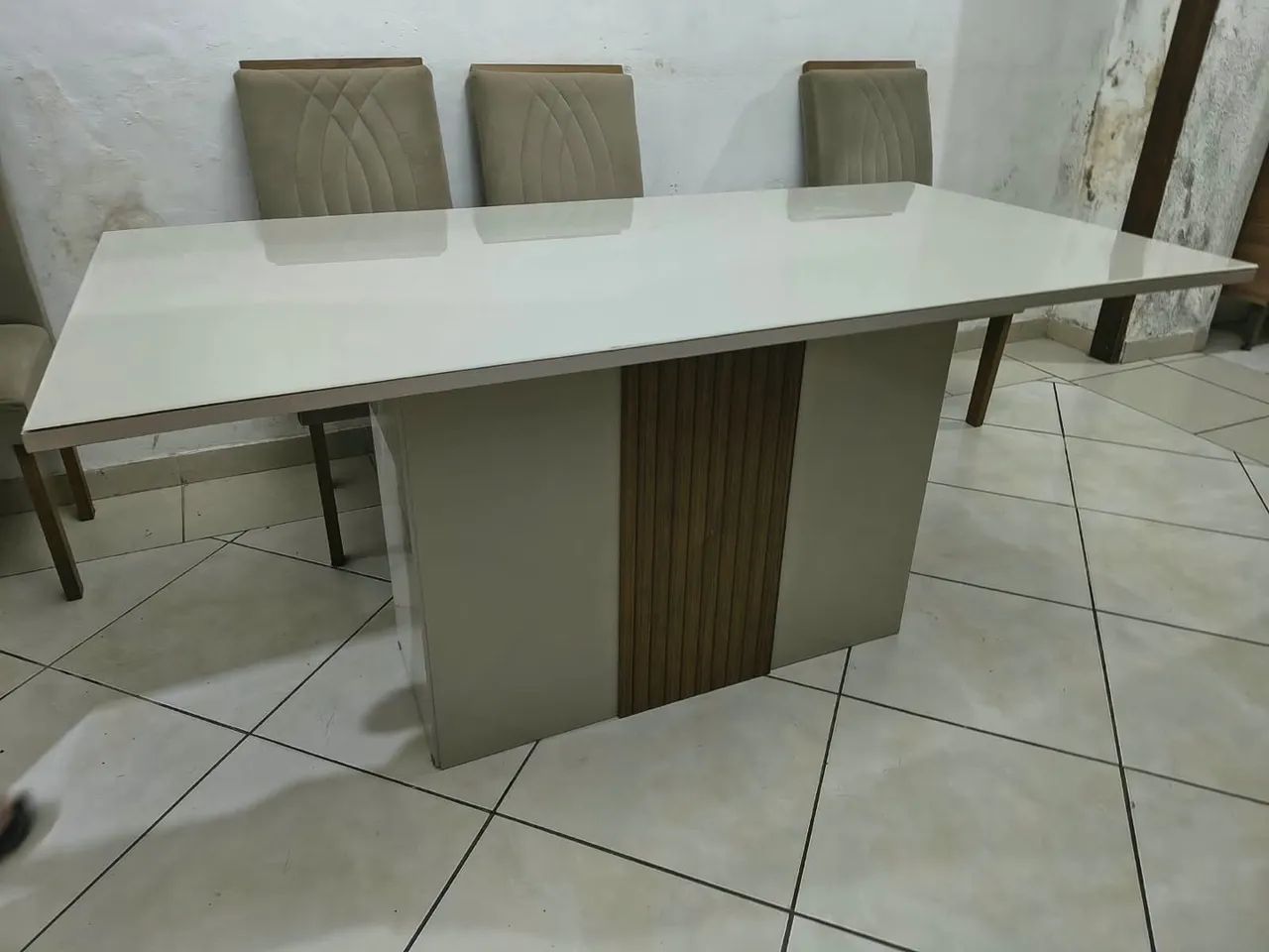 Vendo mesa de jantar com cadeiras 