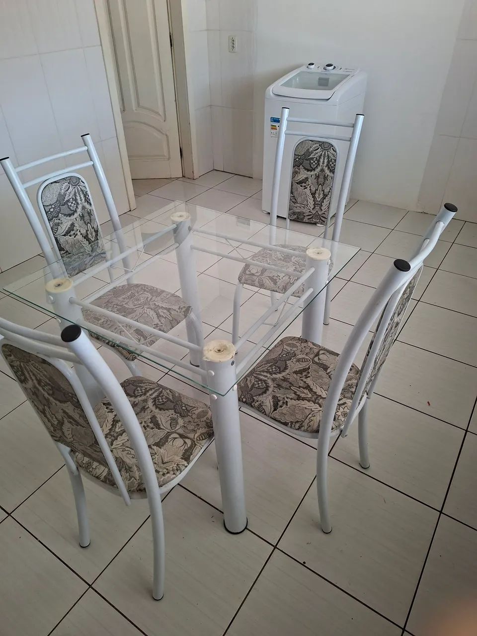 Mesa com 4 cadeiras e uma airfyir - Foto 3