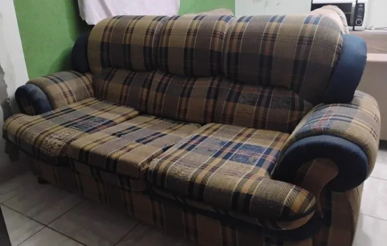 Sofá usado de 3 lugares com estampa xadrez