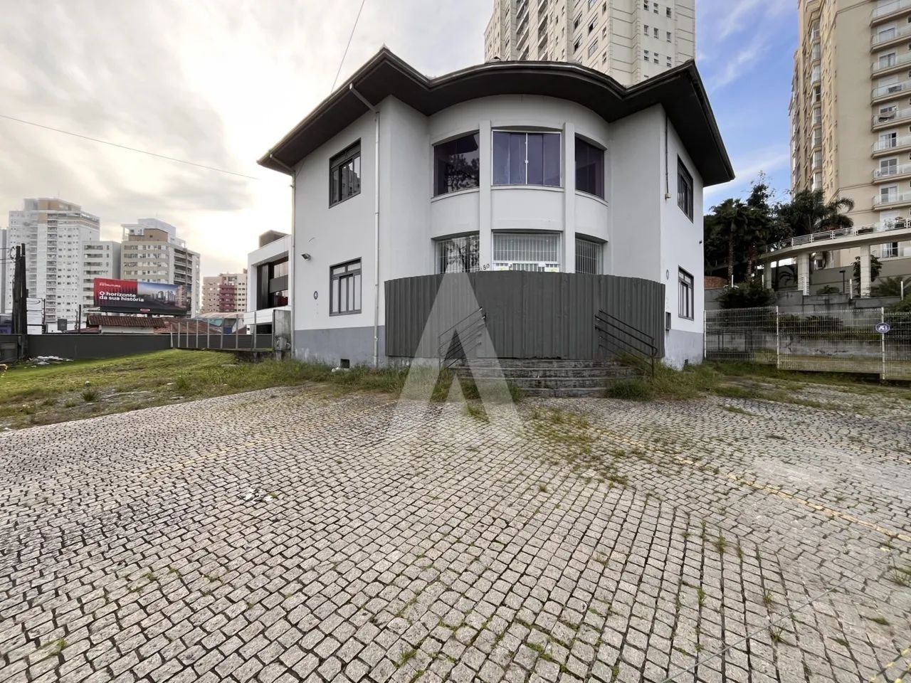 Imóvel comercial no Centro com 478 m² e 20 vagas de garagem.
