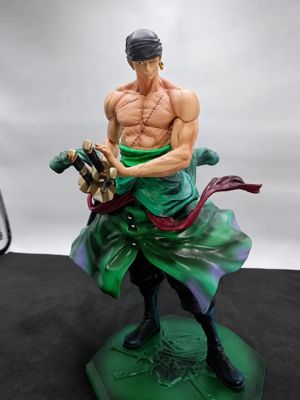 Roronoa Zoro 28cm - One Piece Colecionável