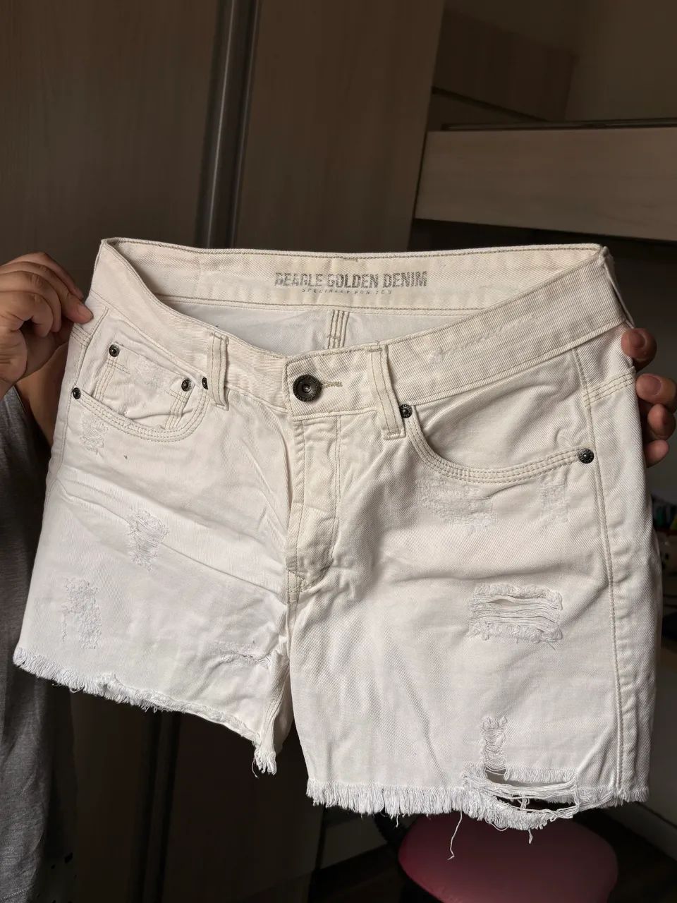 Short jeans branco Beagle - destroyed - Foto 2