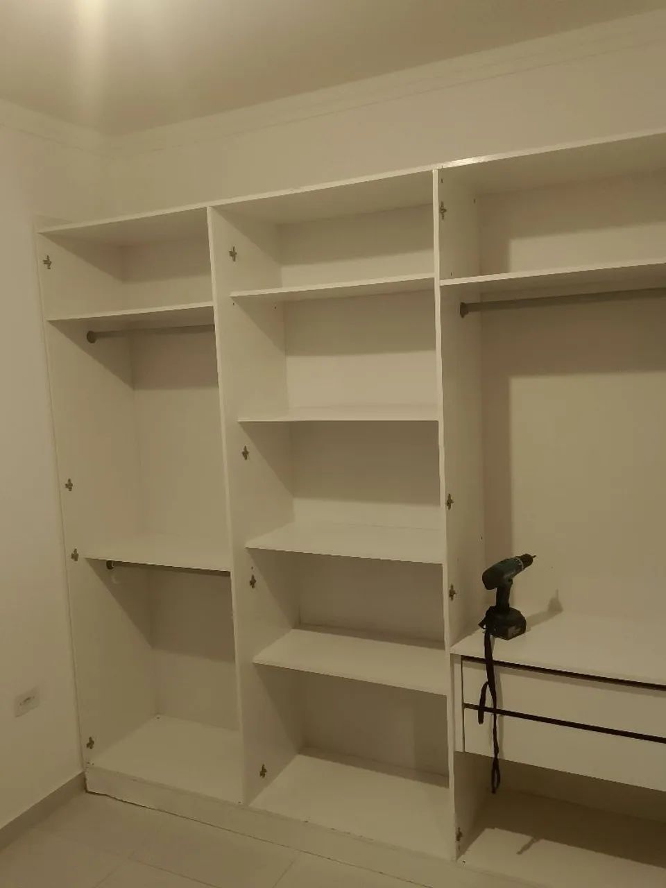 Vendo guarda roupa entrega e montagem grátis  - Foto 3