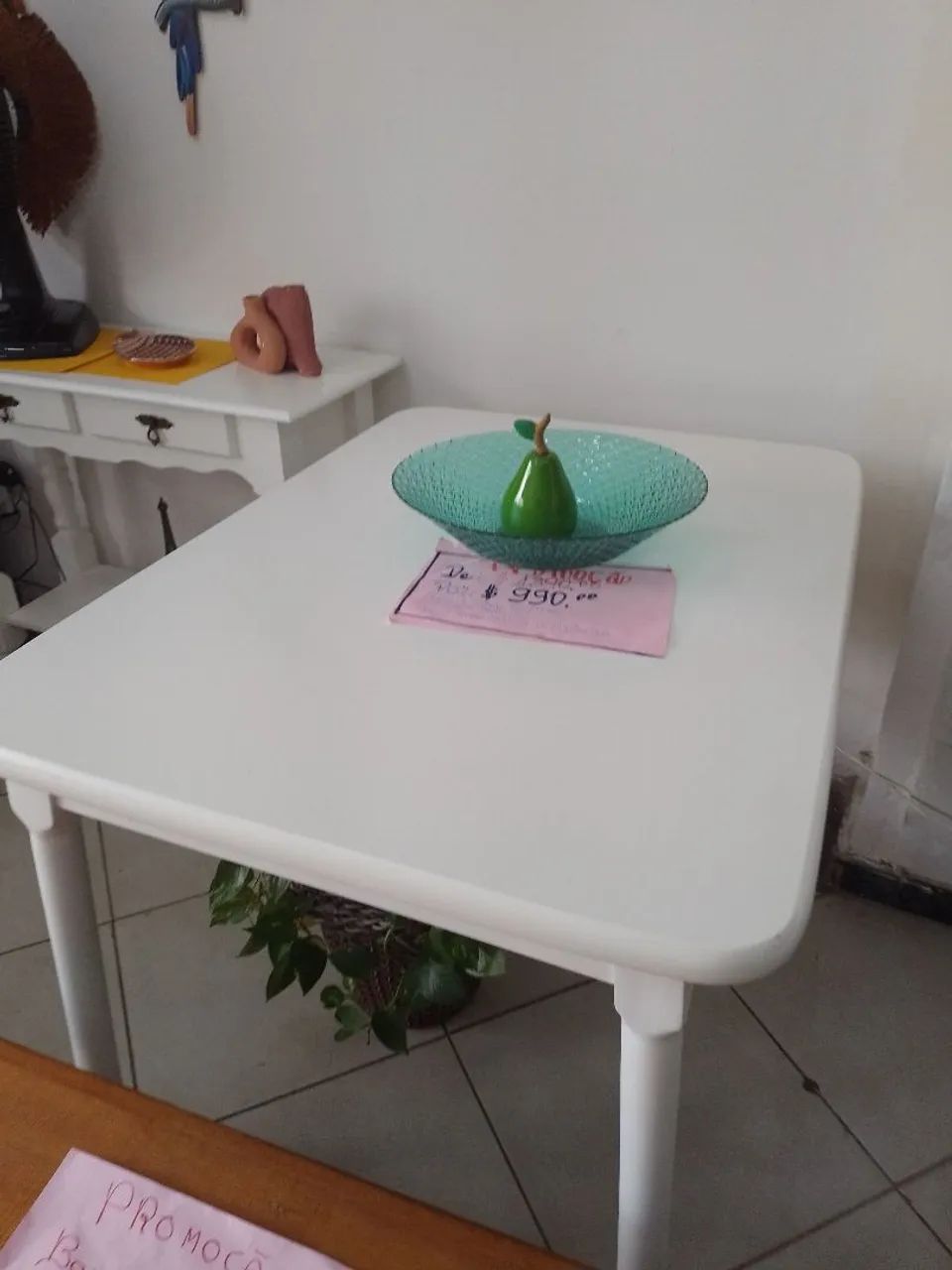 Mesa branca de madeira com trabalho em lacca 