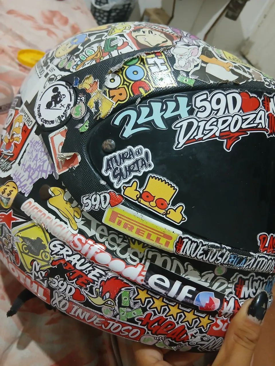 Capacete adesivado próprio pra sol e chuva os adesivos 