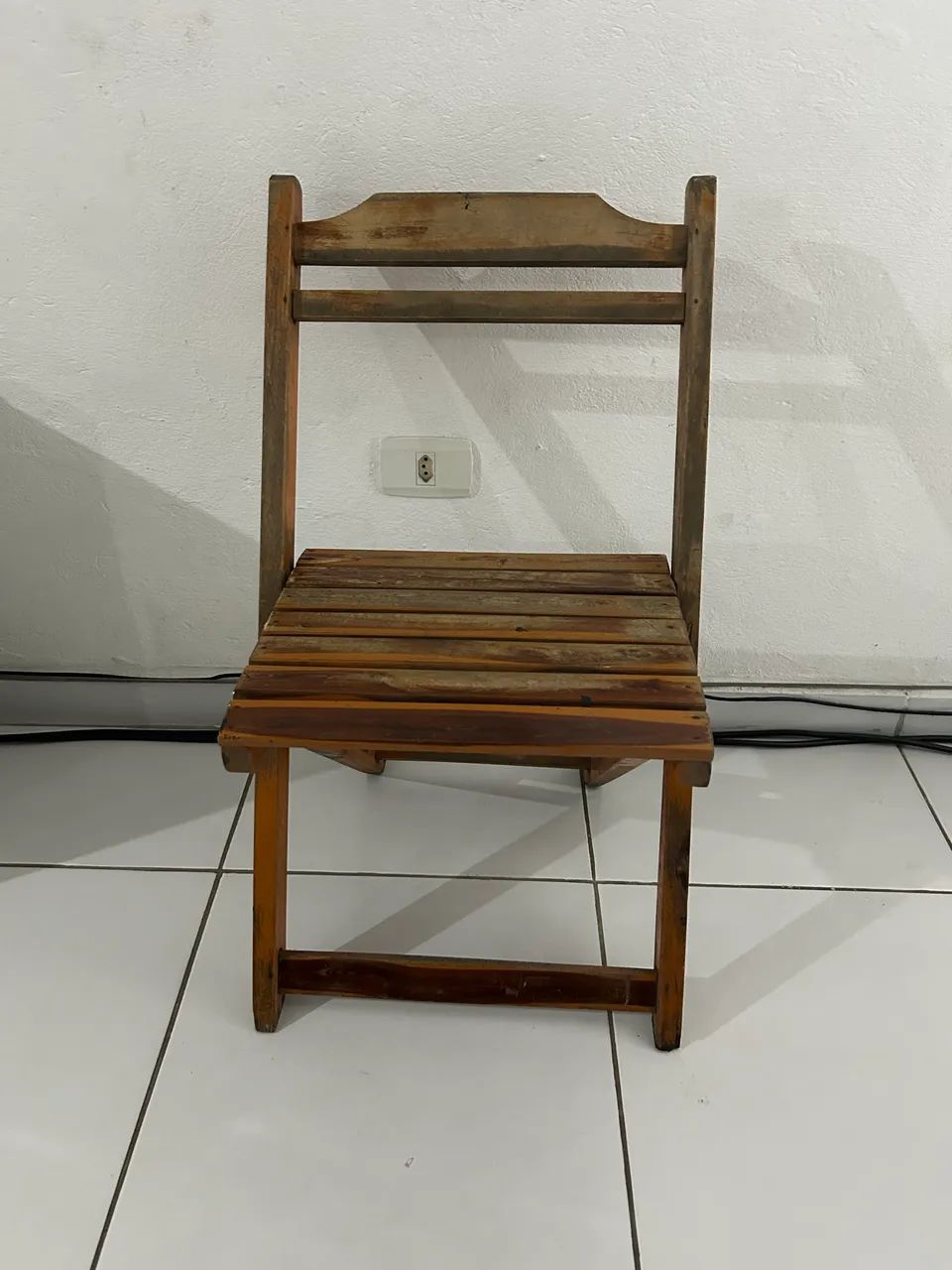 Cadeiras e mesas de madeira. - Foto 3