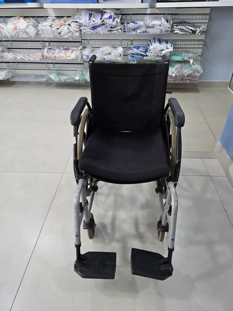 Cadeira de Rodas dobrável com almofada e braços escamoteaveis, solta as peseiras. - Foto 2