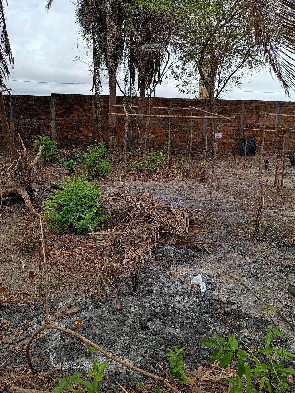 Vendo este terreno próximo a estrada de Ribamar 